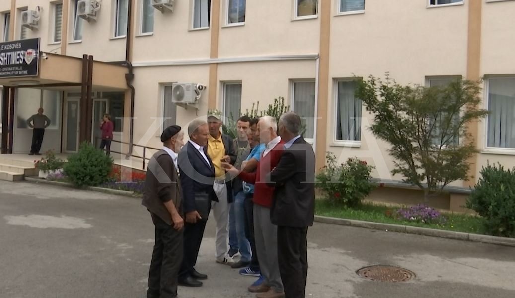 Banorët në Godanc të Shtimes të bindur se përkatësia politike po ua lë rrugën pa asfalt