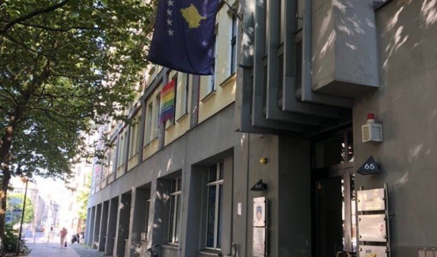 Në Gjermani ulet flamuri i Kosovës në gjysmështizë, shenjë ditë zie për Demaçin