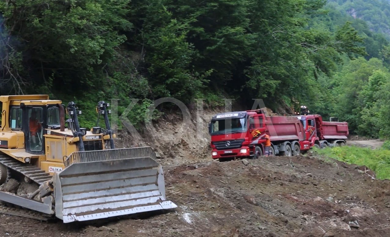Vetëm 750 metra e mbajnë të bllokuar rrugën nga Vermoshi për në Plavë e Guci