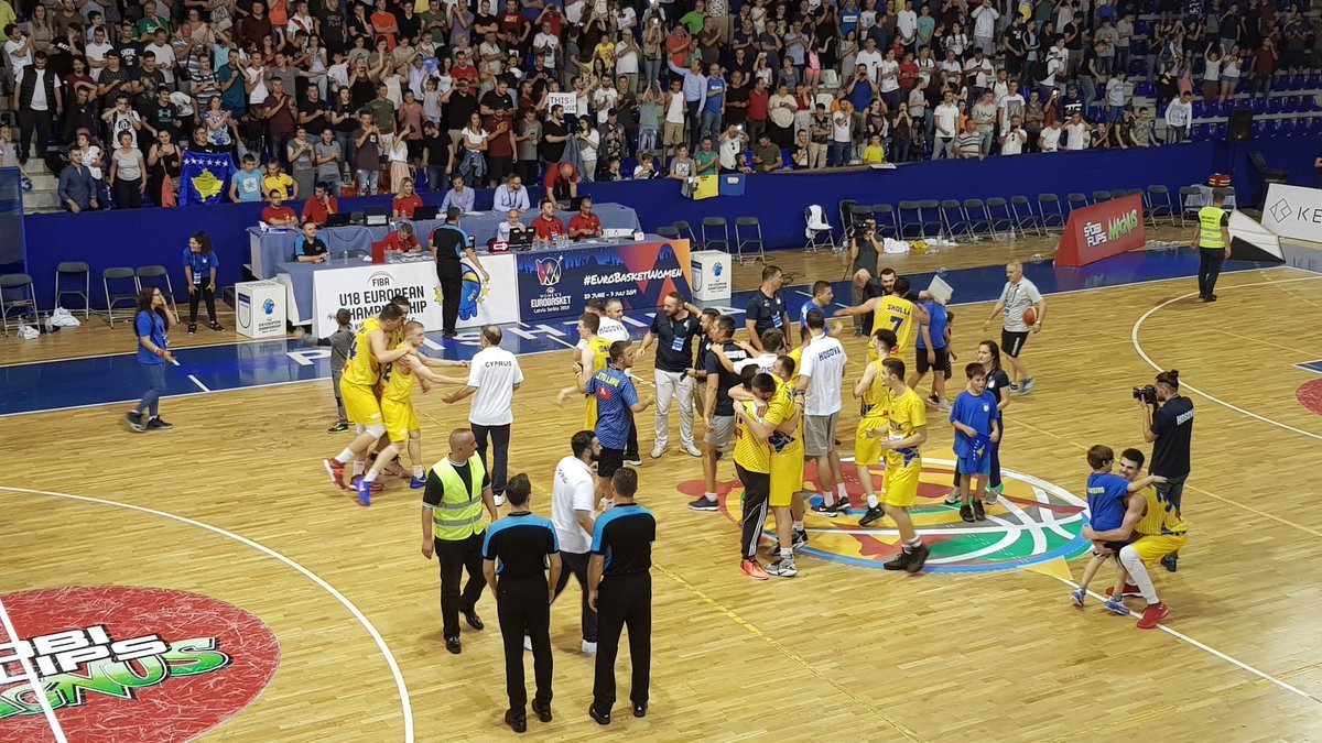 Festa e basketbollistëve të Kosovës pas triumfit në Divizionin C të Evropianit