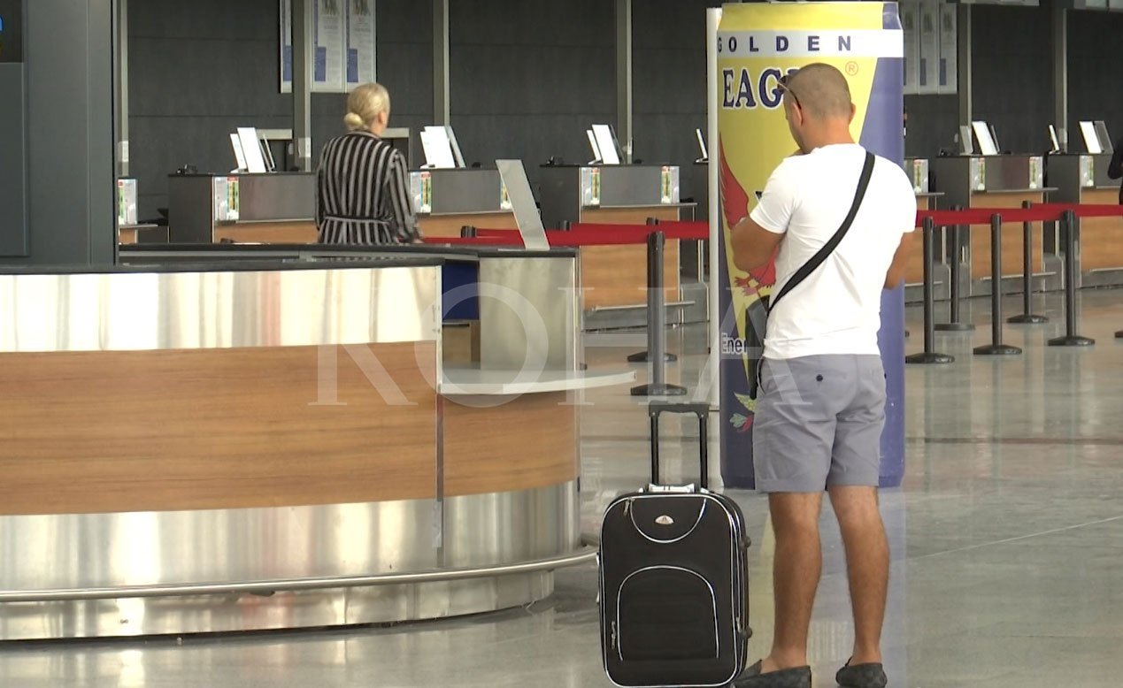 Mërgimtarët që zgjedhin aeroplanin për të ardhur në vendlindje ankohen për çmimet e biletave