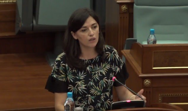 Haxhiu: S’e kuptoj as Thaçin as Qeverinë që bëjnë yrysh në Bruksel sa herë ka nevojë Serbia