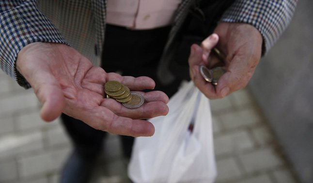 Konstatimi i trishtë i Eurostat-it: Shqiptarët i përdorin paratë për mbijetesë, evropianët për argëtim