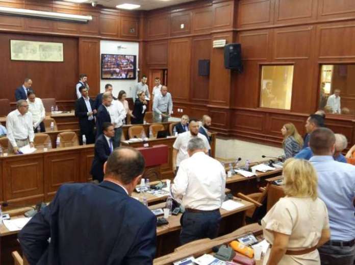 Asamblisti i PDK-së sulmon kryesuesin e Kuvendit komunal të Prizrenit, reagon KDI