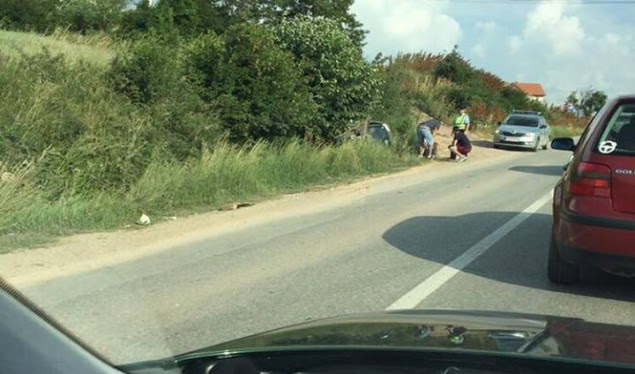Rrokulliset një veturë në magjistralen Prishtinë-Podujevë