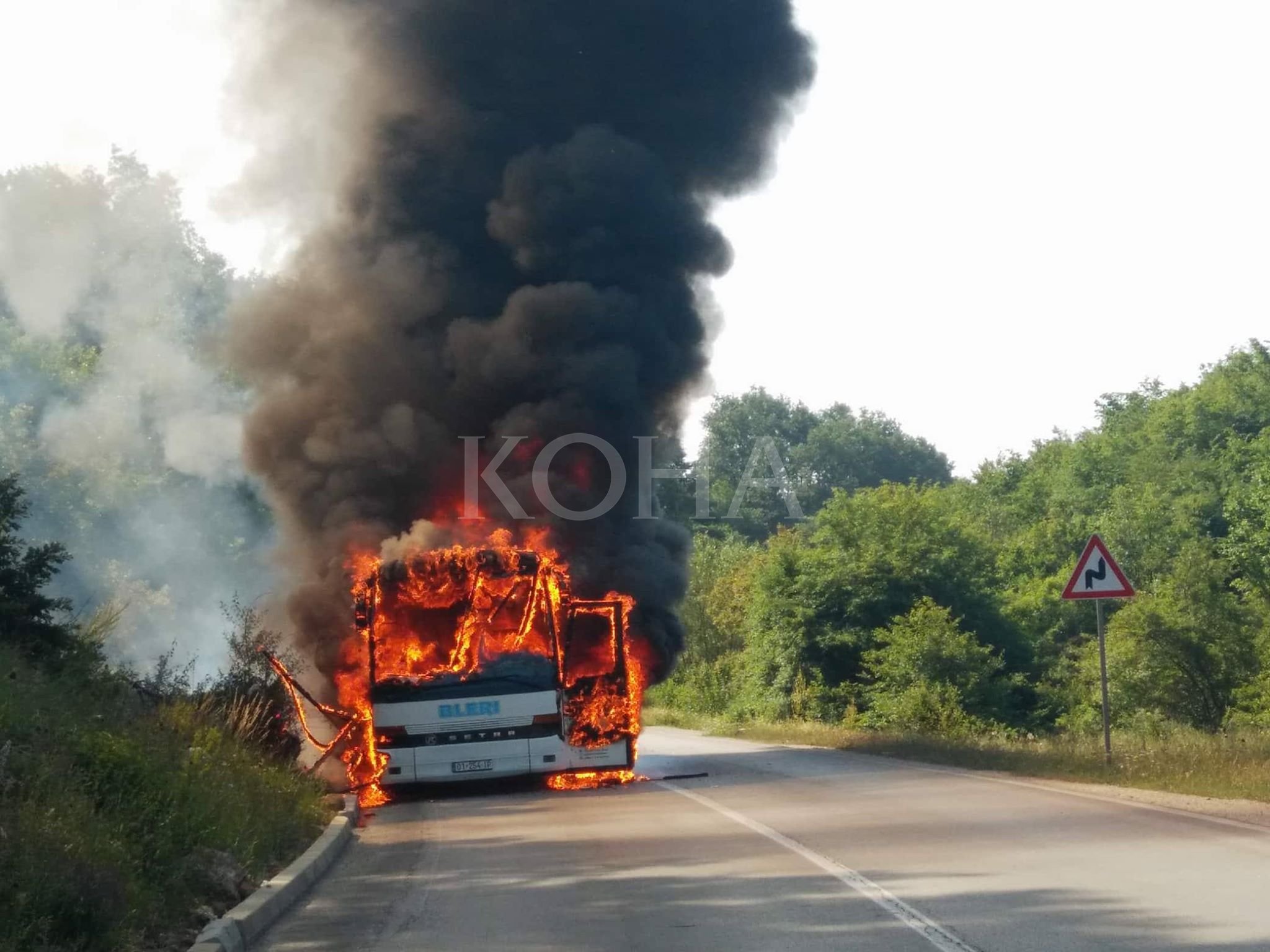 Policia jep detaje për autobusin e djegur në rrugën Prishtinë – Gjilan