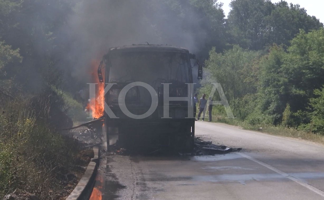 Policia jep detaje për autobusin e djegur në rrugën Prishtinë – Gjilan