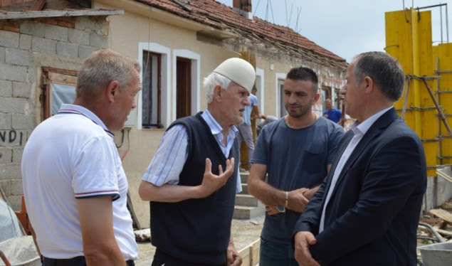Kryetari i Malishevës me vëllezër ndihmon ndërtimin e një shtëpie në Bellanicë