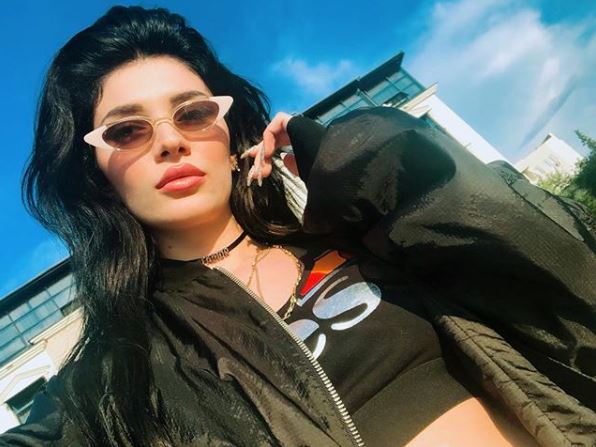 Era Istrefi publikon foto gjatë xhirimeve të “Prisoner”