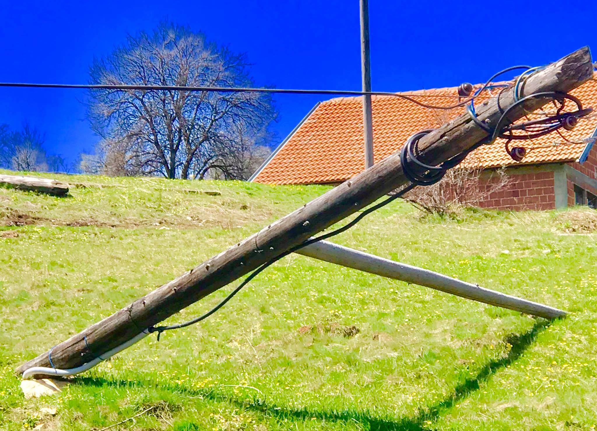 Banorët kryejnë punët e KEDS-it për të pasur furnizim me energji