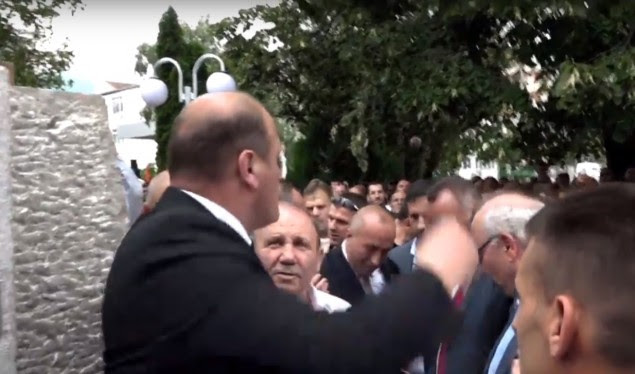 Përplasje e Haradinajt me vëllanë e Beg Rizajt, se lë ta zbulojë shtatoren e vendosur në qendër të Deçanit