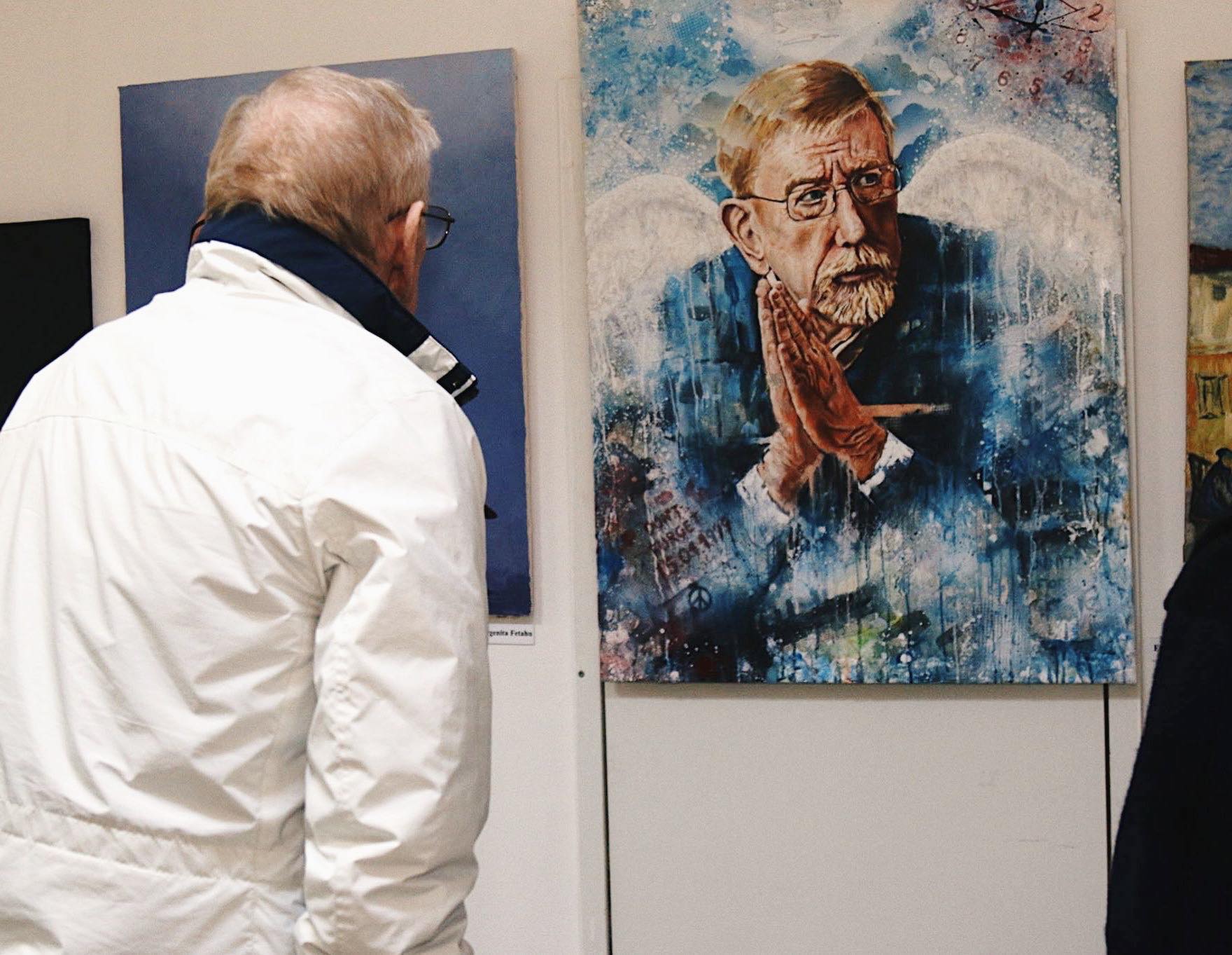 17 vjeçarja nga Ferizaji shpalos punën me portretet e saj