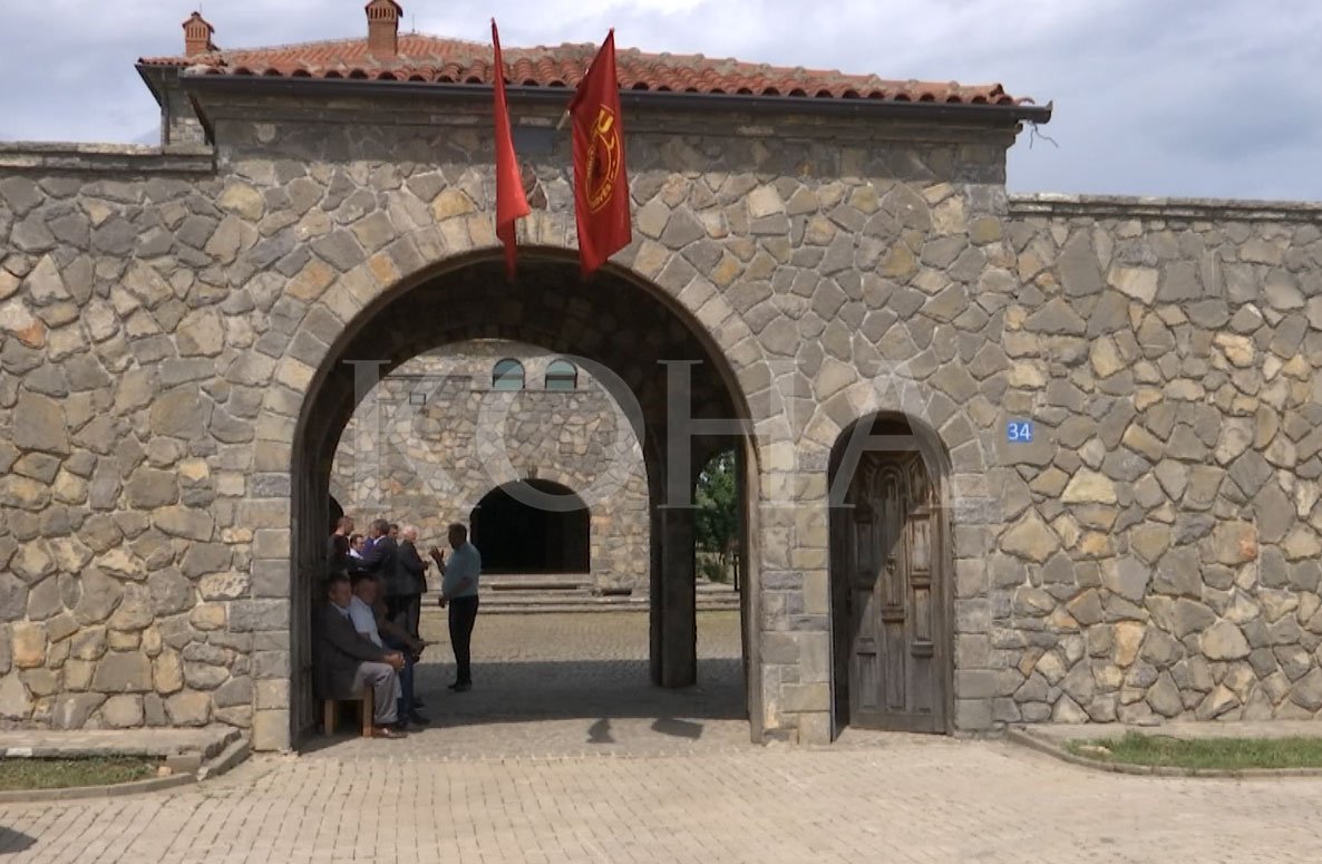Kulla e Haradinajve në Gllogjan ka hapur derën për ngushëllime për kryeplakun