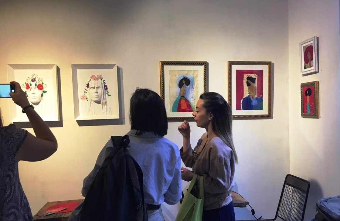Portrete në dialog për sfidat dhe shkëlqimin e gruas shqiptare, në galerinë “Monet”