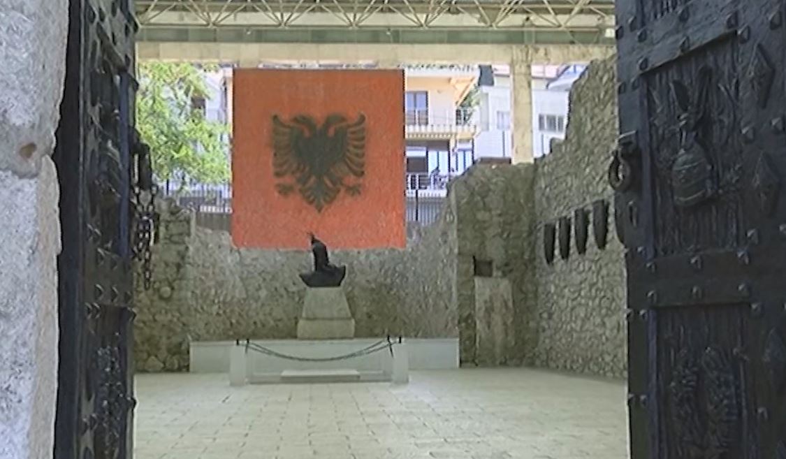 Mbyllet për 6 muaj memoriali i Skëndërbeut në Lezhë