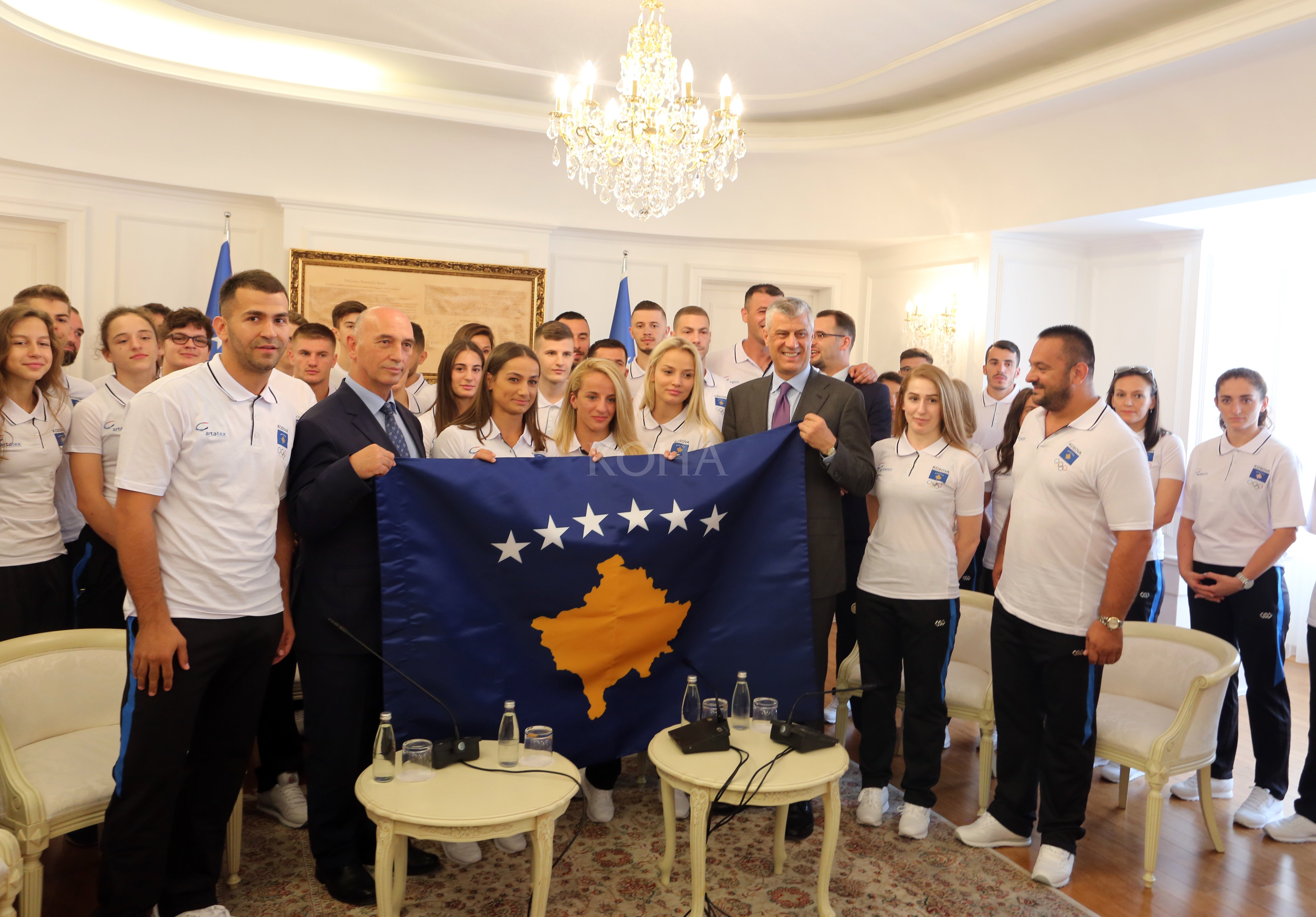 Thaçi ia dorëzon flamurin ekipit Olimpik të Kosovës