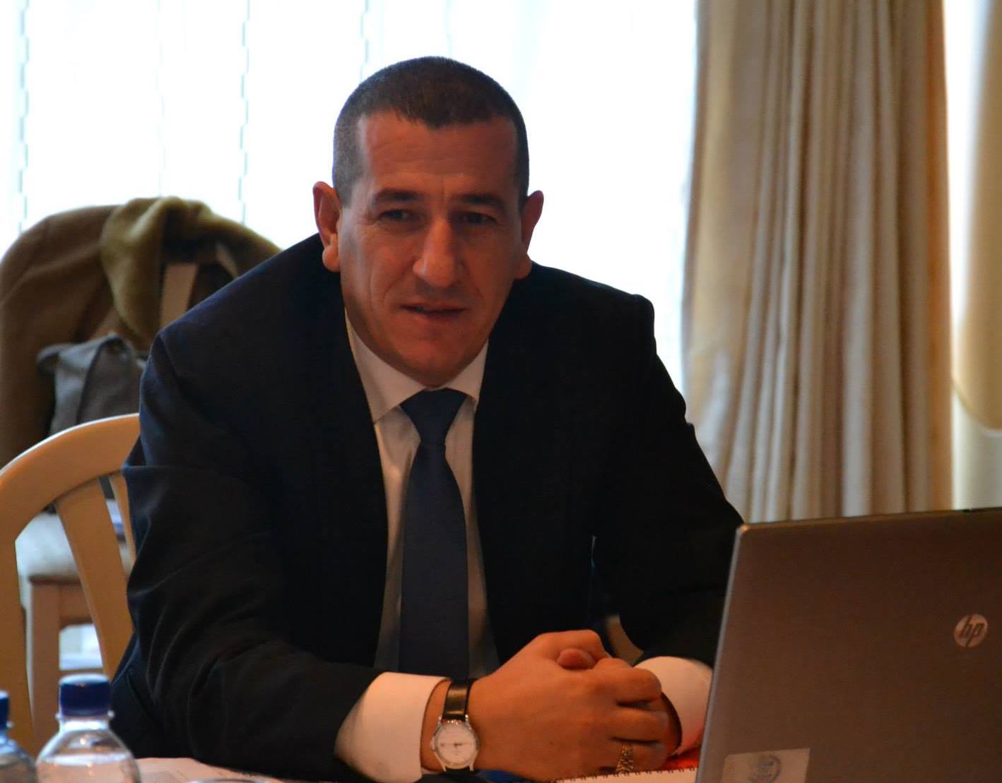 Drejtori i Shërbimeve Publike sulmohet fizikisht shkaku i linjave të udhëtimit