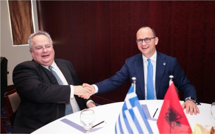 Bushati e Kotzias takohen dy herë në Rodos, së shpejti nënshkrimi i marrëveshjes