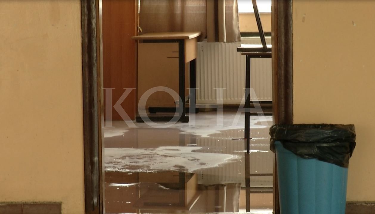 Uji në kontakt me rrymën në “Ismail Qemali” rrezikon nxënësit e arsimtarët, “Ahmeti të shqetësohet”