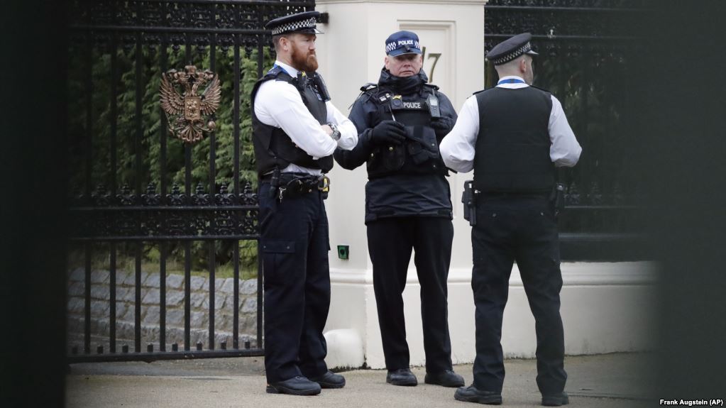 Policia britanike arreston personin që pretendonte se kishte bombë