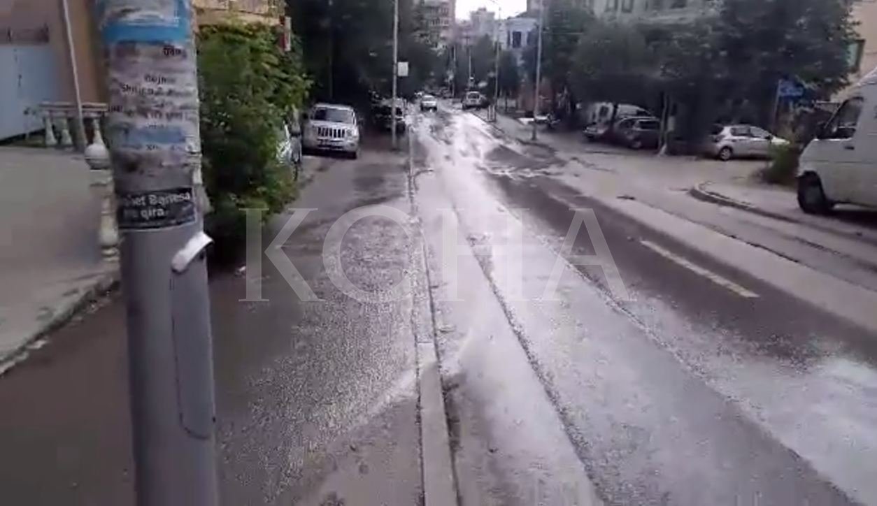 Shpërthen gypi i kanalizimit, vërshohet rruga “Gazmend Zajmi”