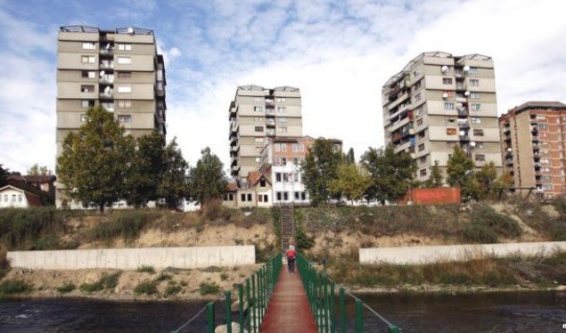 Në veri të Mitrovicës, disa serbë rrahin një shqiptar