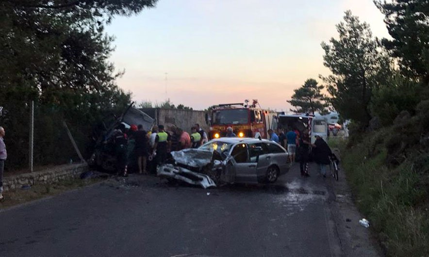 Gjashtë persona, prej tyre 2 fëmijë, lëndohen nga përplasja e dy makinave në Shkodër