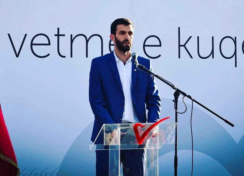 Komuna akuzon asamblistin e VV-së se kërcënoi zyrtaren e komunës
