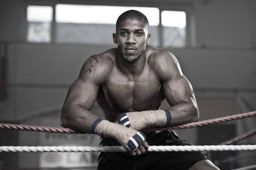 Fury thotë se Joshua po frikësohet të përballet me Deontay Wilderin