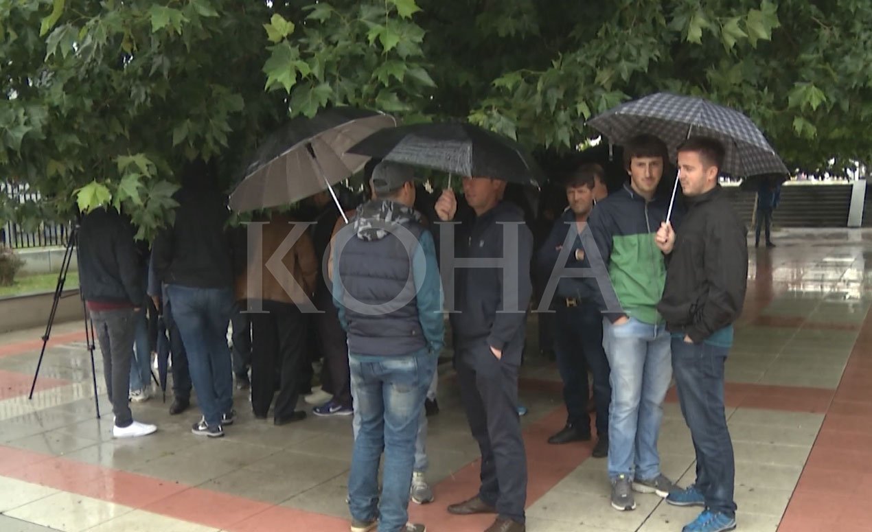 Banorët e fshatit Shipitullë protestojnë para Qeverisë, paralajmërojnë ndaljen e nxjerrjes së thëngjillit