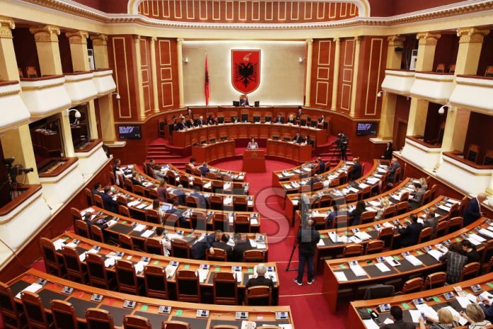 Ndërpret punën Kuvendi i Shqipërisë, opozita kërkon praninë e kryeministrit