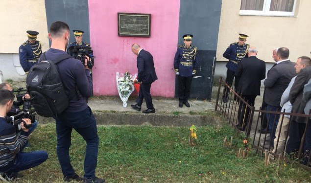 Haradinaj bëri homazhe te vendi i rënies së heronjve Afrim Zhitia dhe Fahri Fazliu