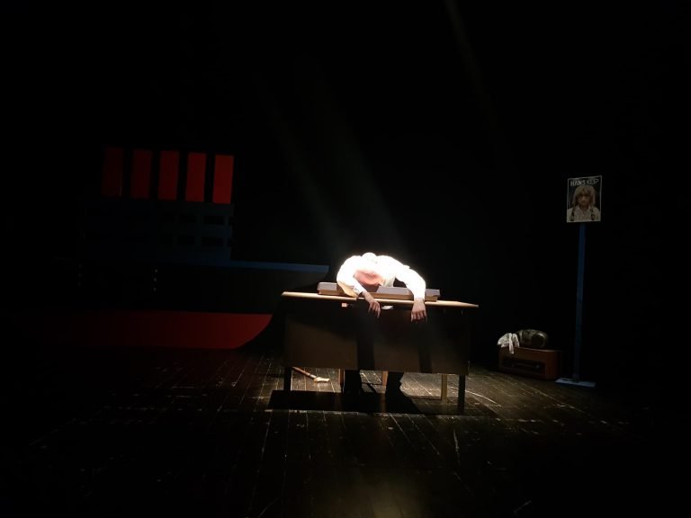 Shfaqja ‘Artisti i vetëm’ sonte premierë në teatrin ‘Faruk Begolli’