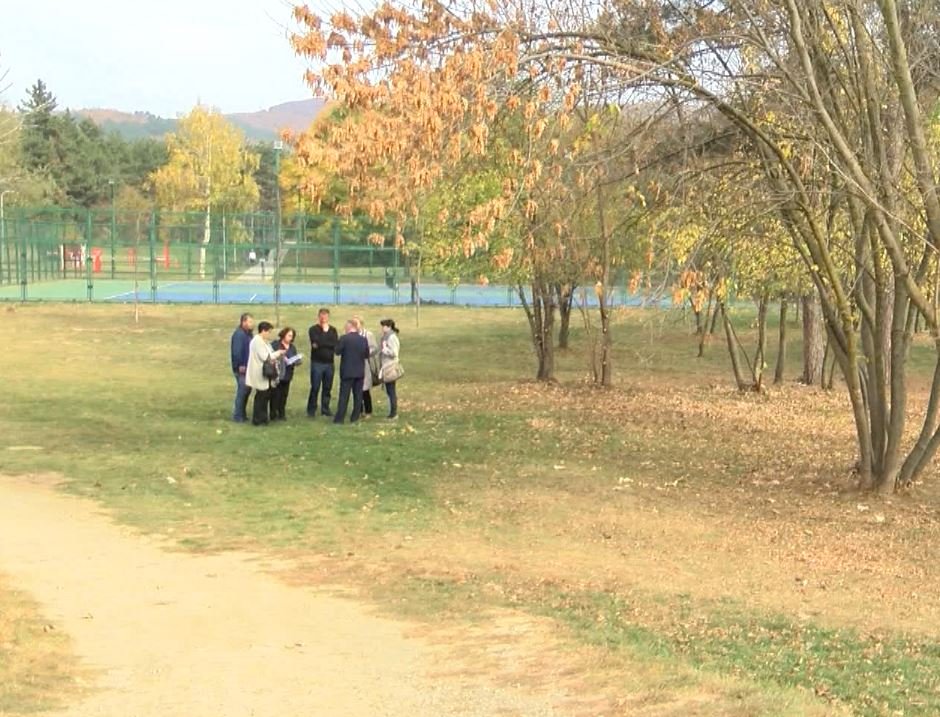 Familjarë të viktimave të luftës duan pllakë përkujtimore në Sofali, në pritje të lejes nga komuna