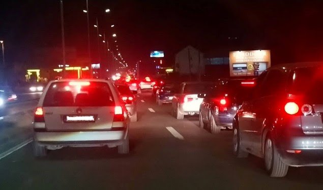 Kolonë veturash nga Fushë Kosova deri te Aeroporti
