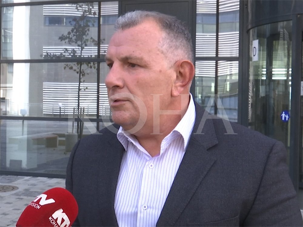 Shukri Buja hyri i buzëqeshur në Gjykatë, por iu ndryshua disponimi kur iu shpall aktgjykimi