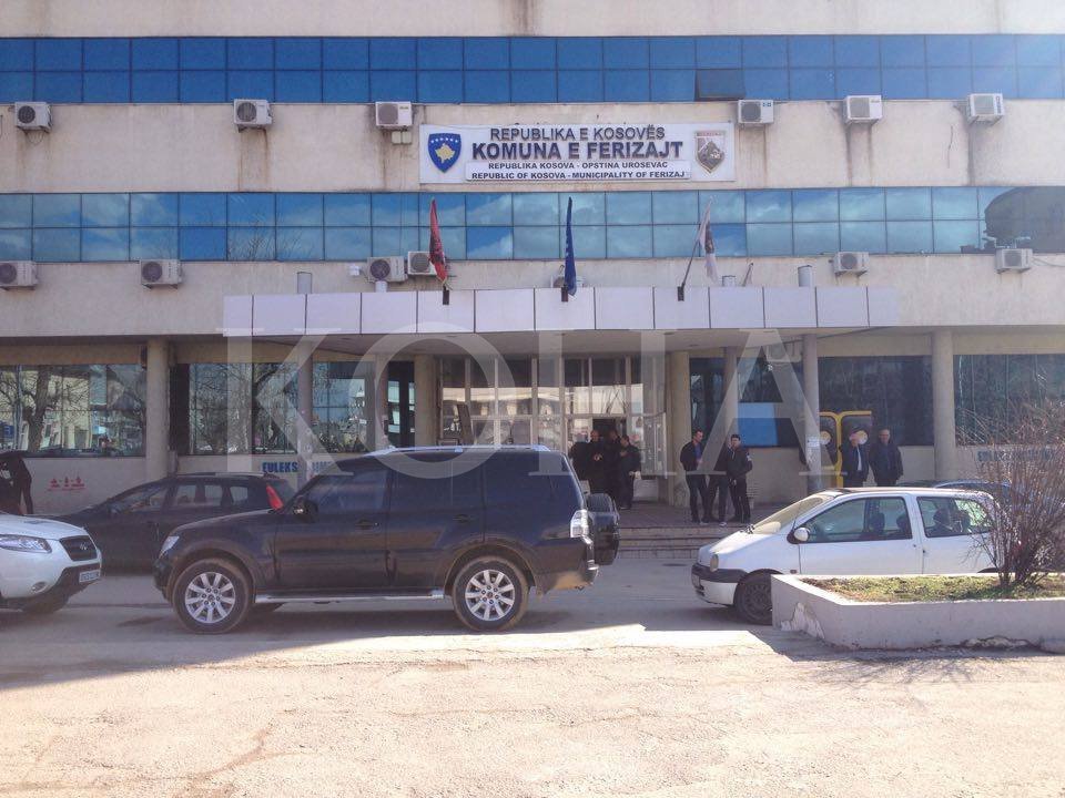 LDK-ja akuzon Komunën e Ferizajt për keqpërdorim të veturave zyrtare