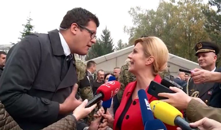 Presidenten e Kroacisë e “bombardojnë” me pyetje, ajo ia rrëmben mikrofonin gazetarit