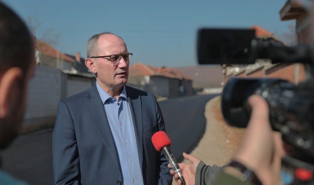 Nis asfaltimi i rrugëve në Zllatar të Ferizajt 
