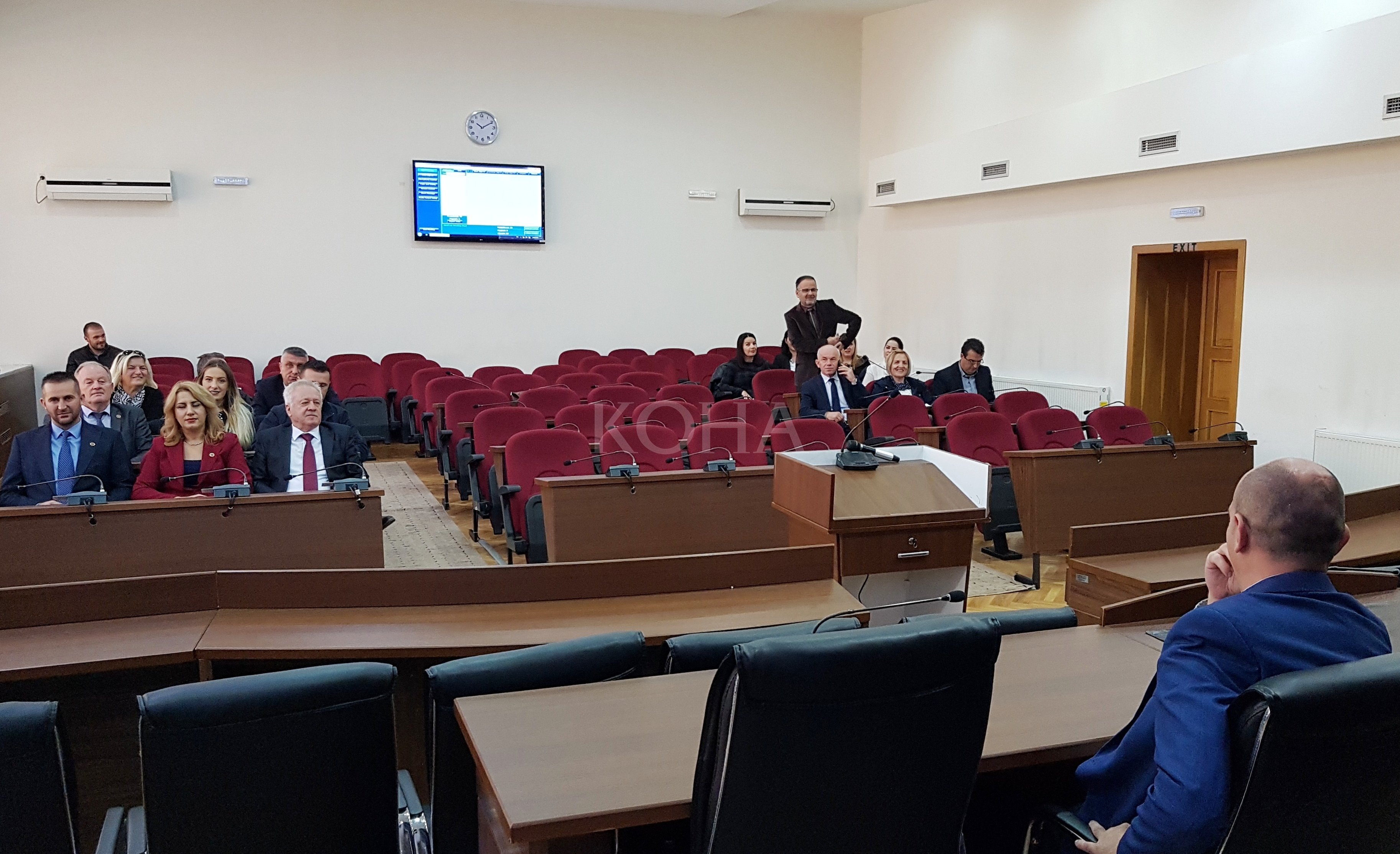 LDK-ja dhe PDK-ja bojkotojnë seancën e jashtëzakonshme të Pejës