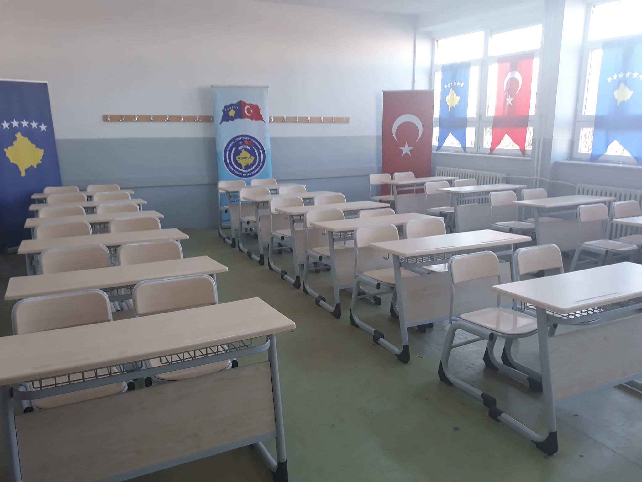 KFOR-i turk ndihmon me pajisje shkollore Gjimnazin “Frang Bardhi” në Mitrovicë