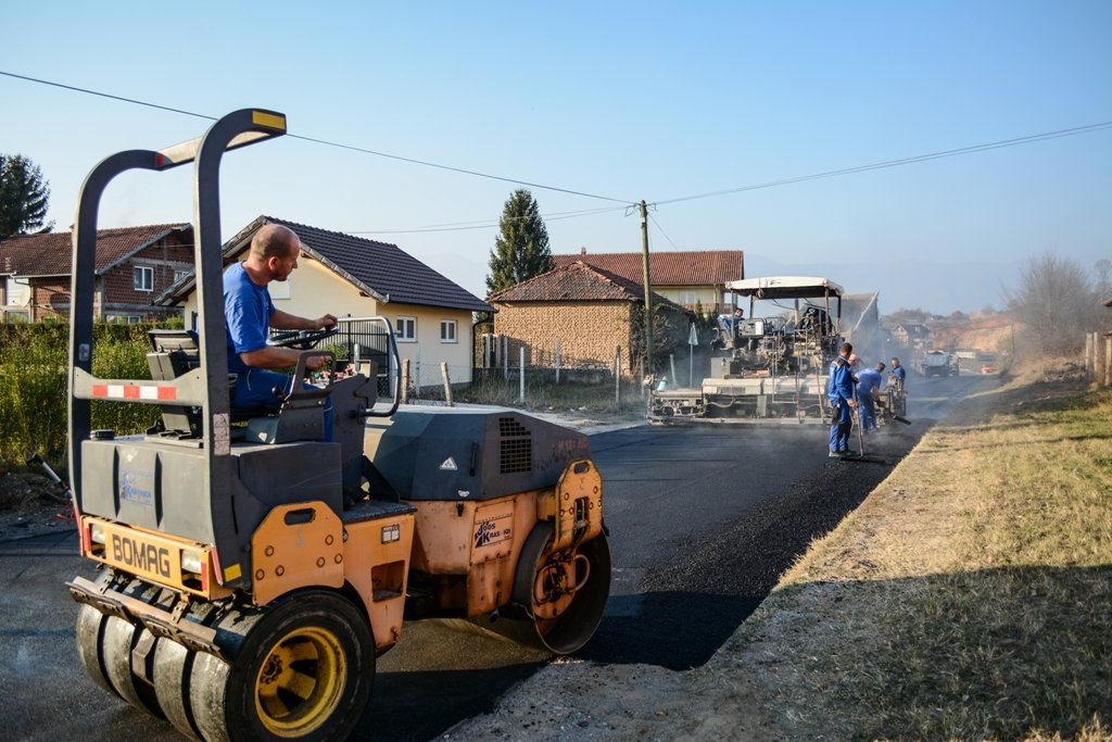 Me 1 milion euro do të shtrohen 16 kilometra asfalt në rrugën Gurrakoc - Klinë