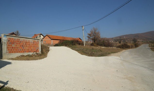 Rehabilitohen rrugë në tri fshatra të Skenderajt