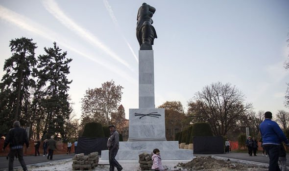 Vandalizohet monumenti i miqësisë Serbi-Francë pas zemërimit të Vuçiqit me ulëset në Paris