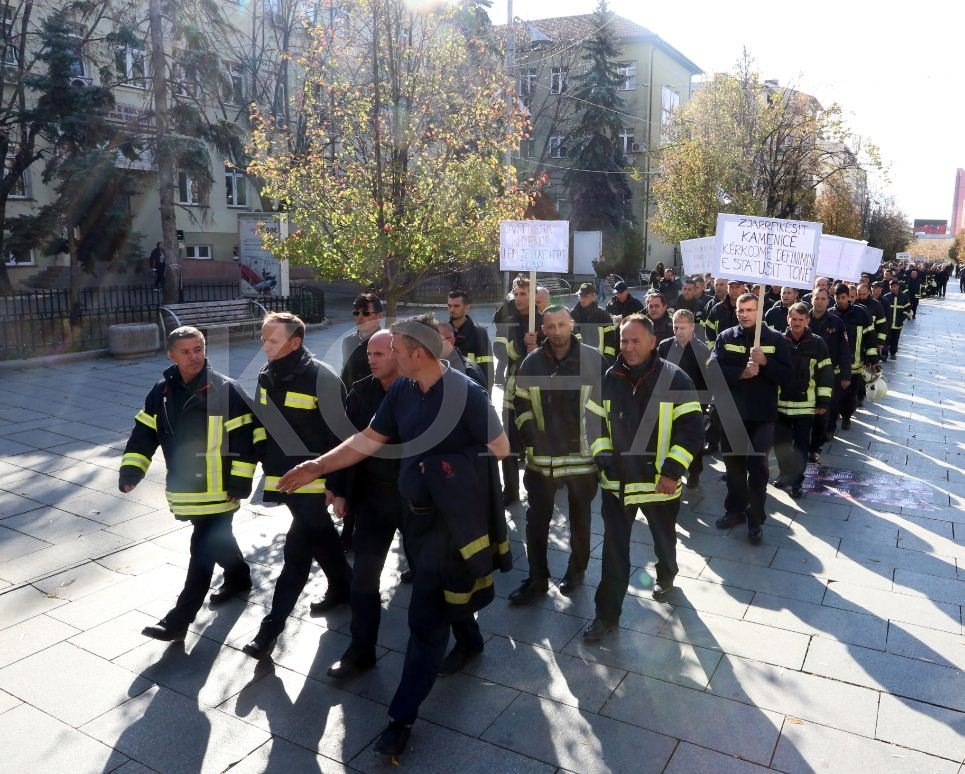 Një premtim i Haradinajt bën që zjarrfikësit të pezullojnë protestën, për një afat të pacaktuar