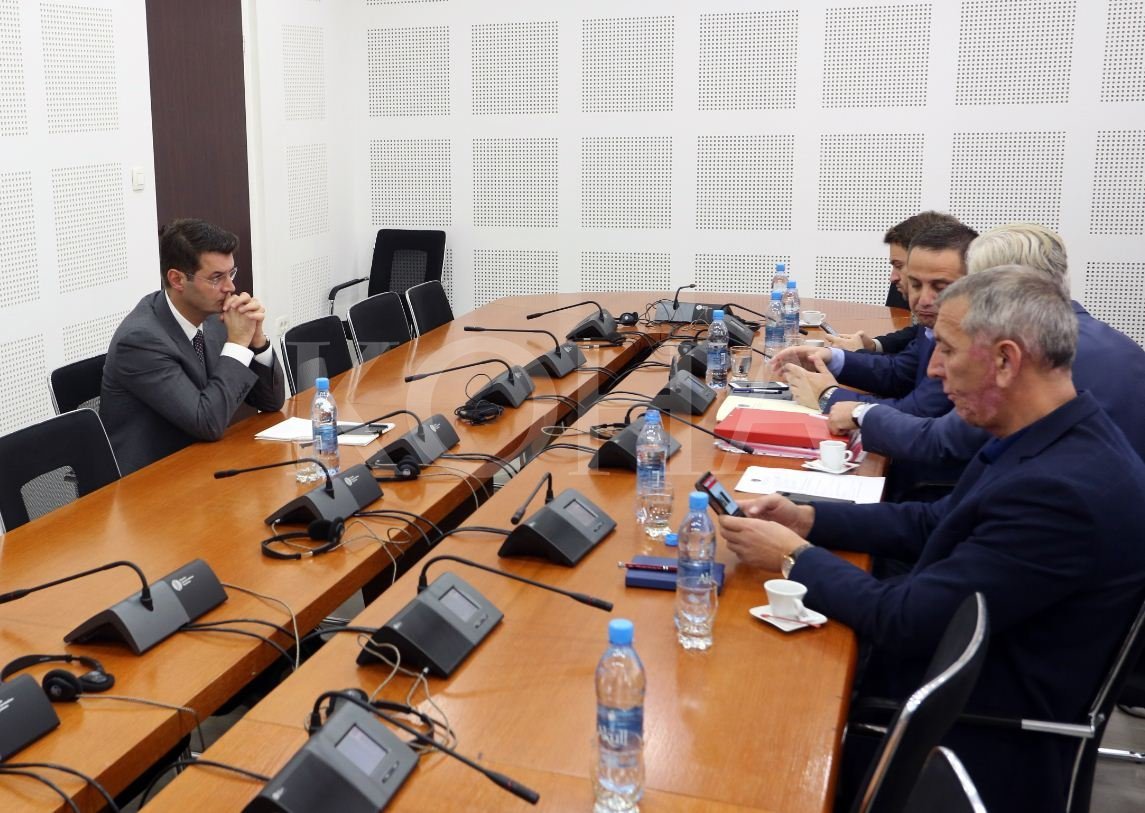 Komisioni synon intervistimin e Thaçit e Haradinajt për dëbimin e 6 turqve, sot u intervistua Gashi