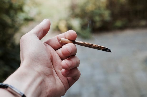 Marihuana është e rrezikshme, jo argëtim – një mjek shpjegon arsyet