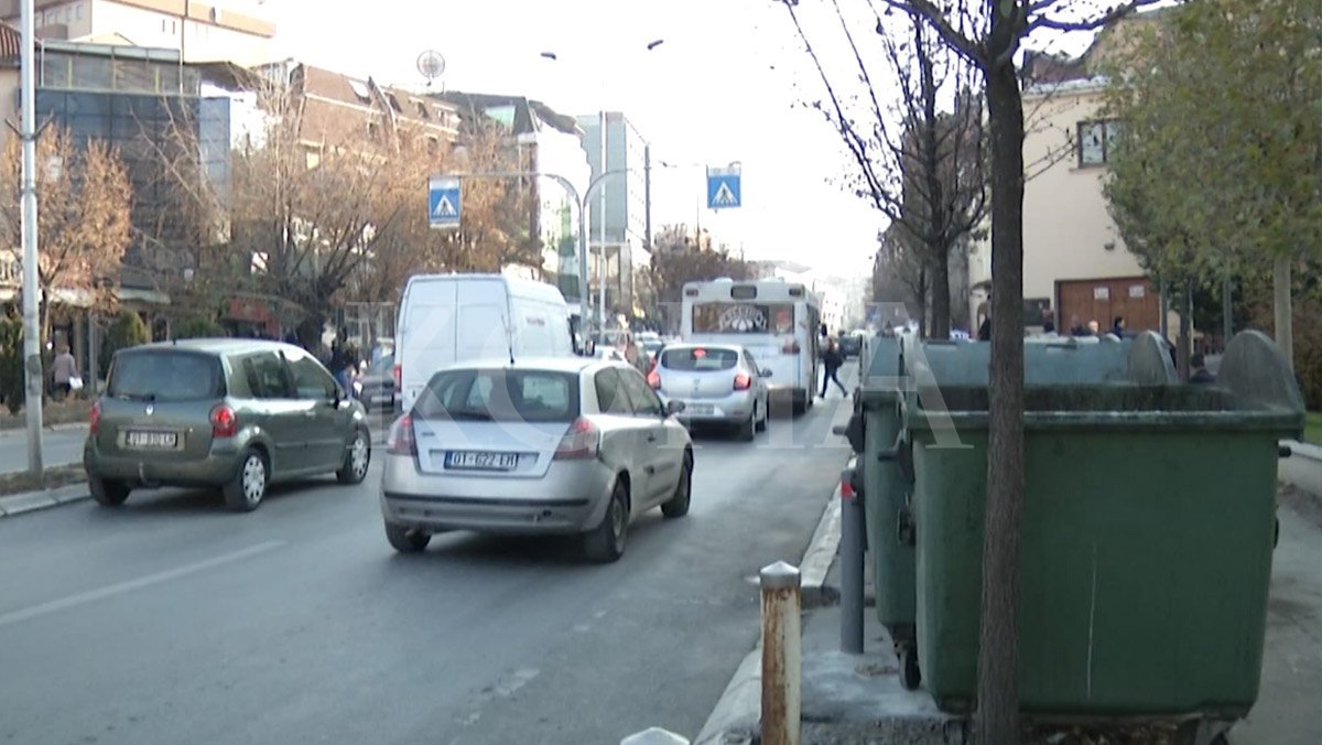 Qytetarëve u duhet të enden me mbeturina, Komuna thotë se shportat do të vendosen shpejt