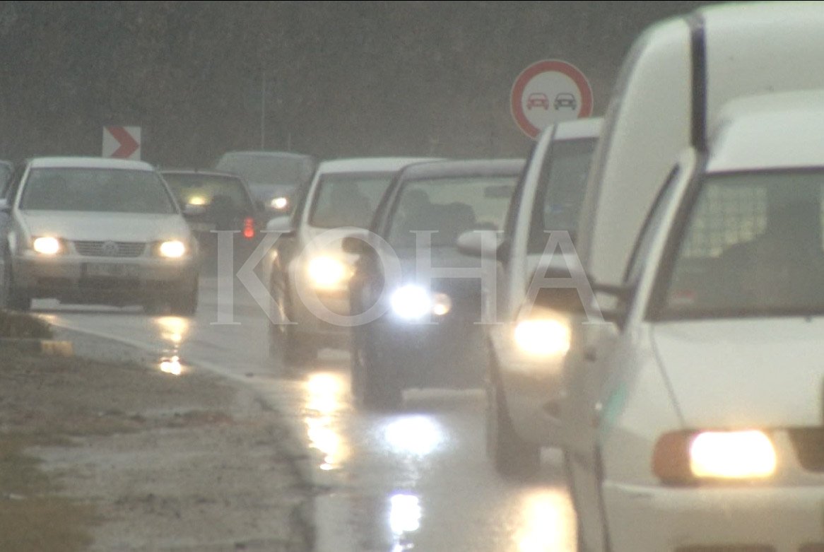 Reshjet e borës pritet të intensifikohen, thirrje për kujdes në komunikacion