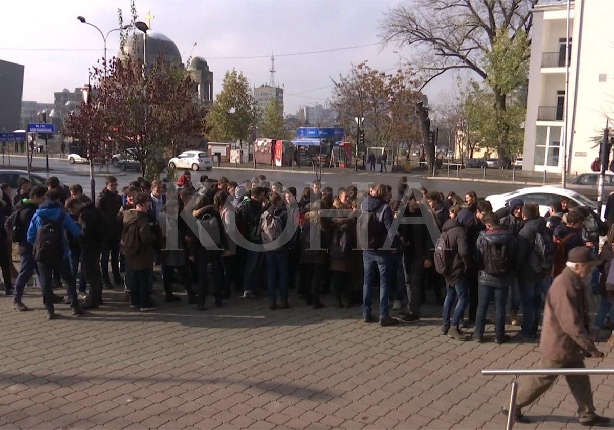 Nxënësit e Gjimnazit të Specializuar Matematikor sërish në protesta, paralajmërojnë bojkot